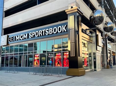BetMGM targets $1 bln in net revenue in 2022 .
